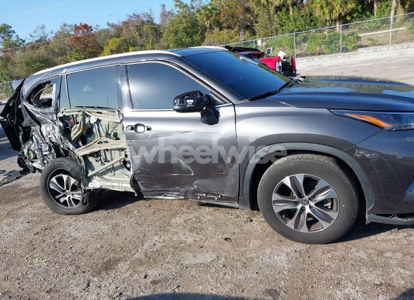 Photo 14 of 2022 Toyota Highlander XLE (VIN 5TDGZRAH4NS129280)
