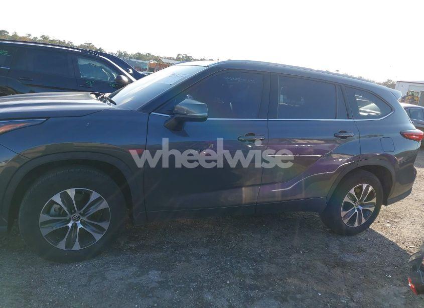Photo 15 of 2022 Toyota Highlander XLE (VIN 5TDGZRAH4NS129280)