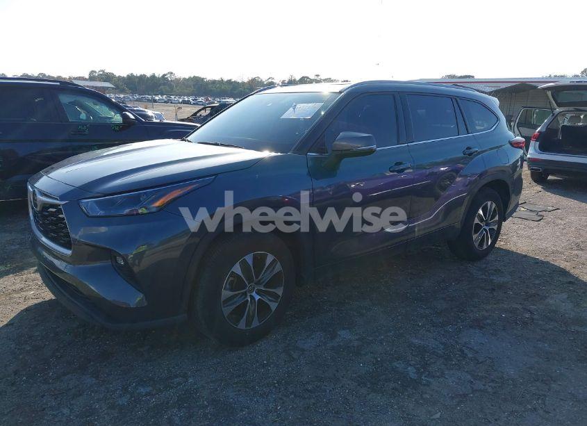 Photo 2 of 2022 Toyota Highlander XLE (VIN 5TDGZRAH4NS129280)