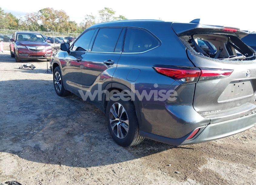 Photo 3 of 2022 Toyota Highlander XLE (VIN 5TDGZRAH4NS129280)