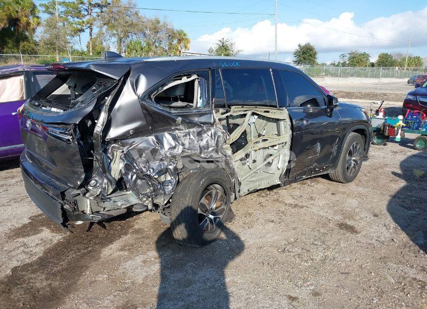 Photo 4 of 2022 Toyota Highlander XLE (VIN 5TDGZRAH4NS129280)