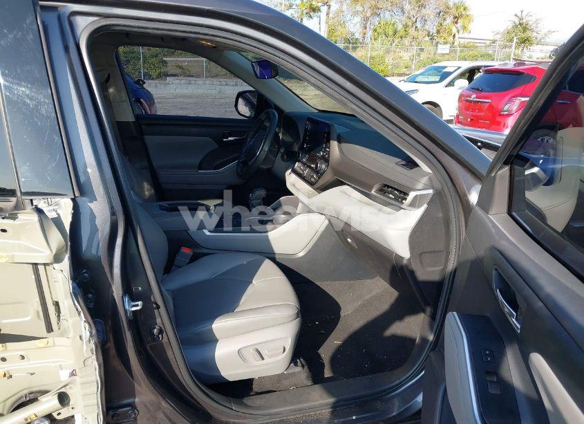 Photo 5 of 2022 Toyota Highlander XLE (VIN 5TDGZRAH4NS129280)