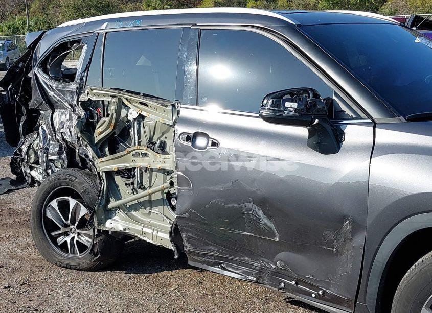 Photo 6 of 2022 Toyota Highlander XLE (VIN 5TDGZRAH4NS129280)