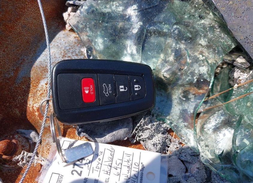 Photo 11 of 2022 Toyota Highlander XLE (VIN 5TDGZRAH4NS546110)