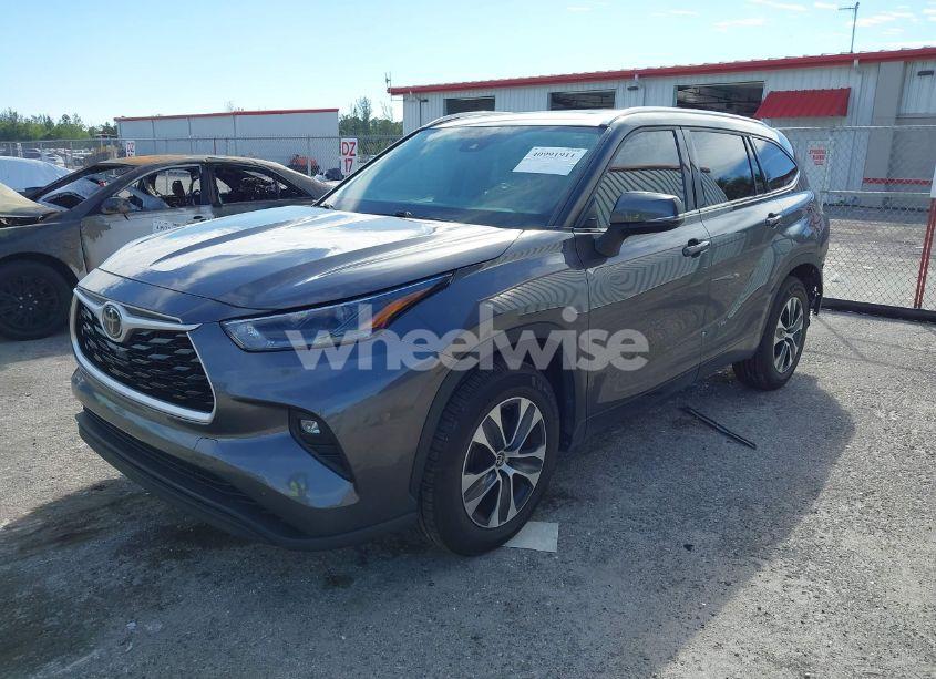 Photo 2 of 2021 Toyota Highlander XLE (VIN 5TDGZRAH5MS045063)