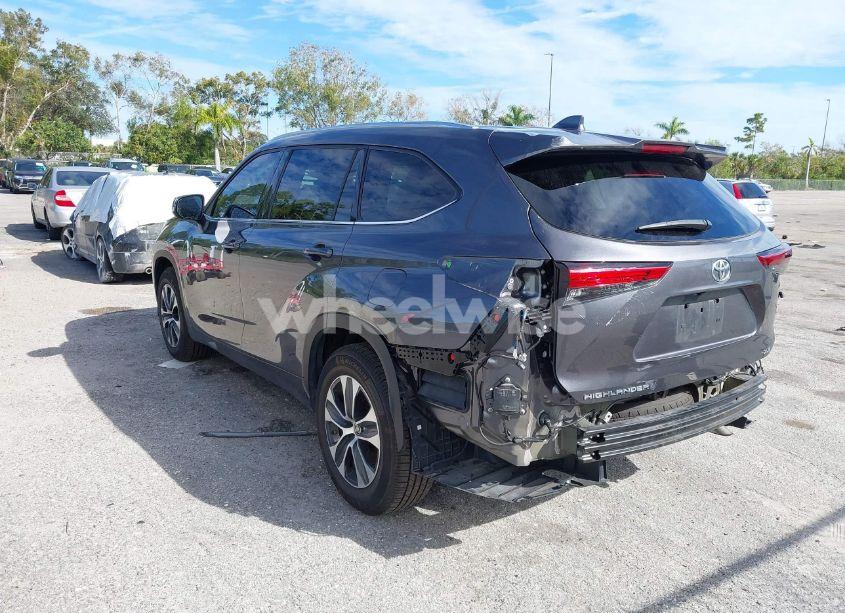 Photo 3 of 2021 Toyota Highlander XLE (VIN 5TDGZRAH5MS045063)