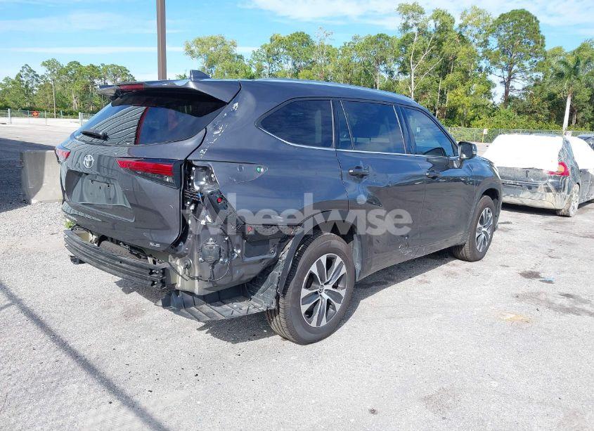 Photo 4 of 2021 Toyota Highlander XLE (VIN 5TDGZRAH5MS045063)
