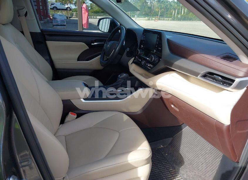 Photo 5 of 2021 Toyota Highlander XLE (VIN 5TDGZRAH5MS045063)