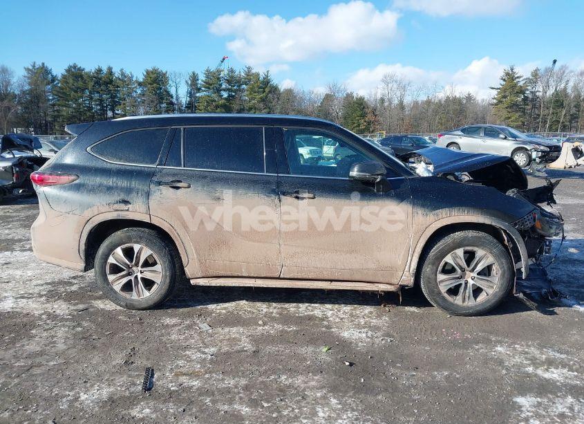 Photo 13 of 2021 Toyota Highlander XLE (VIN 5TDGZRAH5MS083537)