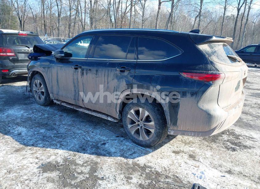 Photo 3 of 2021 Toyota Highlander XLE (VIN 5TDGZRAH5MS083537)