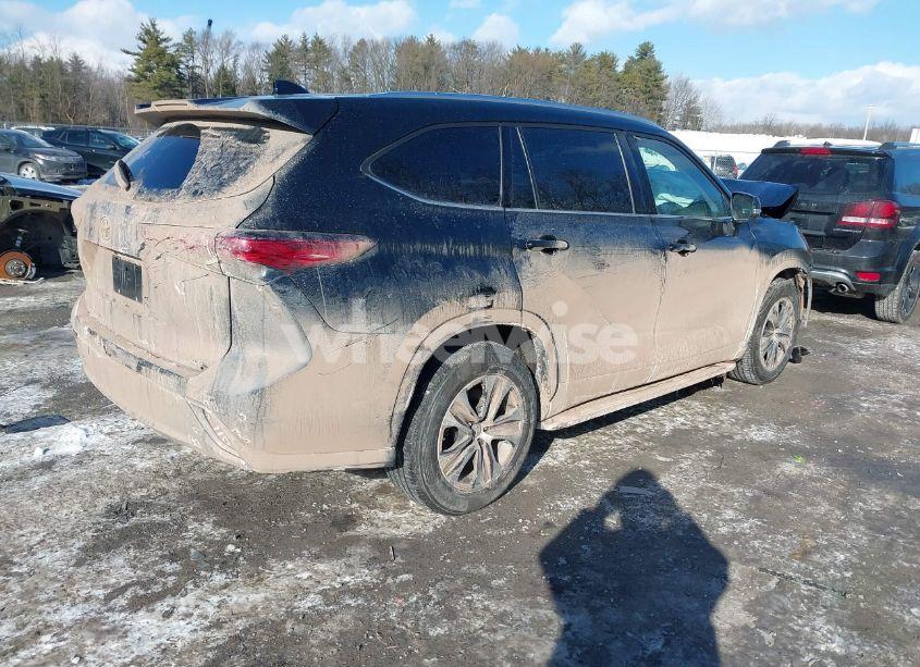 Photo 4 of 2021 Toyota Highlander XLE (VIN 5TDGZRAH5MS083537)