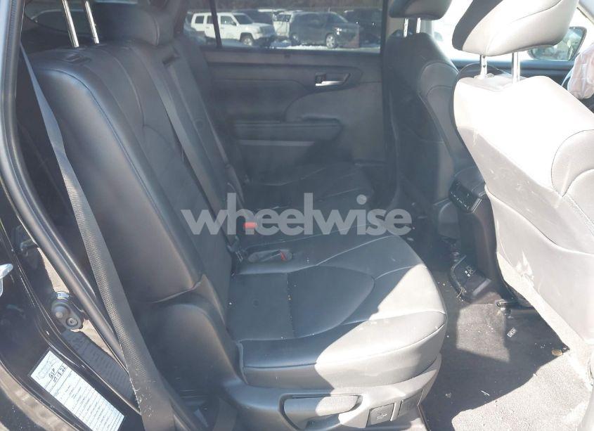 Photo 8 of 2021 Toyota Highlander XLE (VIN 5TDGZRAH5MS083537)