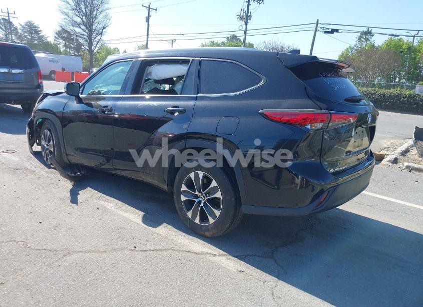 Photo 3 of 2021 Toyota Highlander XLE (VIN 5TDGZRAH5MS523207)