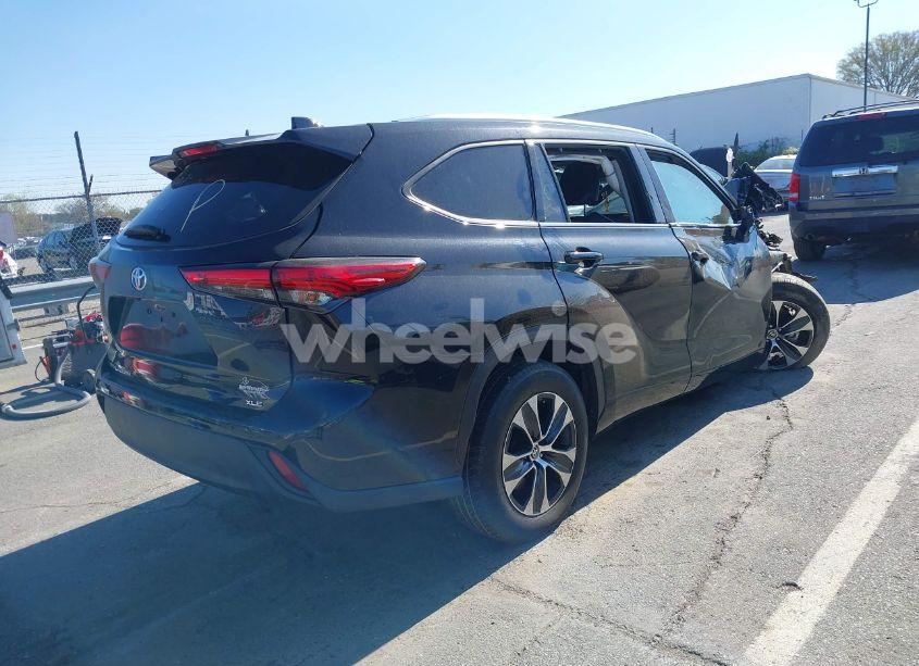 Photo 4 of 2021 Toyota Highlander XLE (VIN 5TDGZRAH5MS523207)