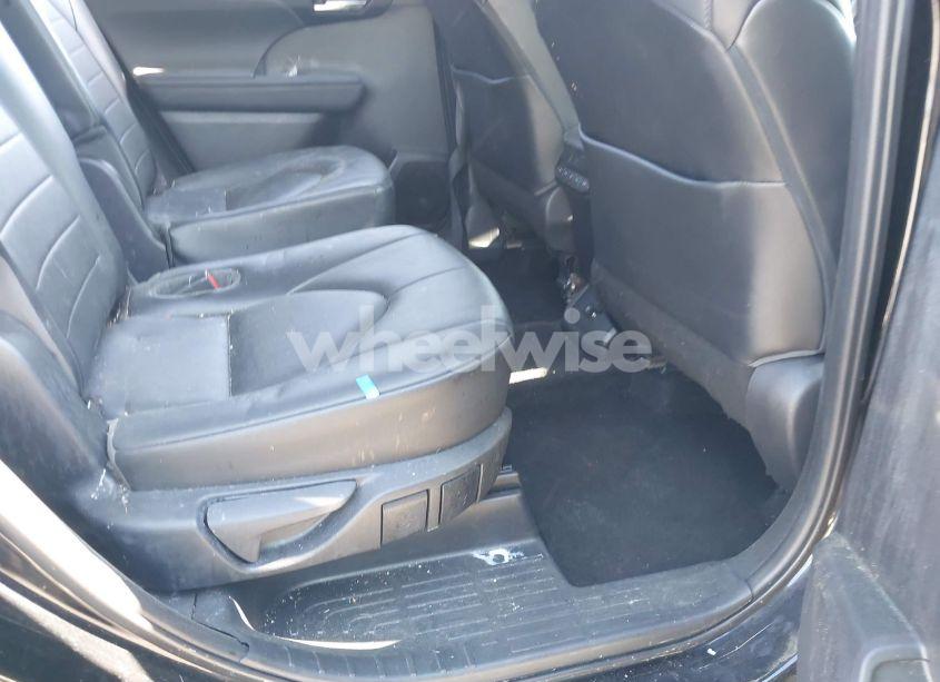 Photo 8 of 2021 Toyota Highlander XLE (VIN 5TDGZRAH5MS523207)