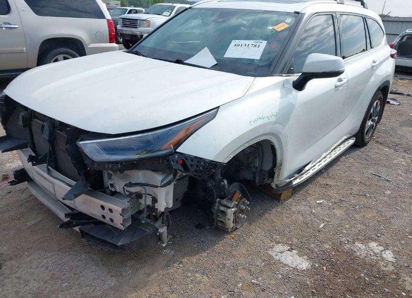 Photo 2 of 2021 Toyota Highlander XLE (VIN 5TDGZRAH5MS533476)