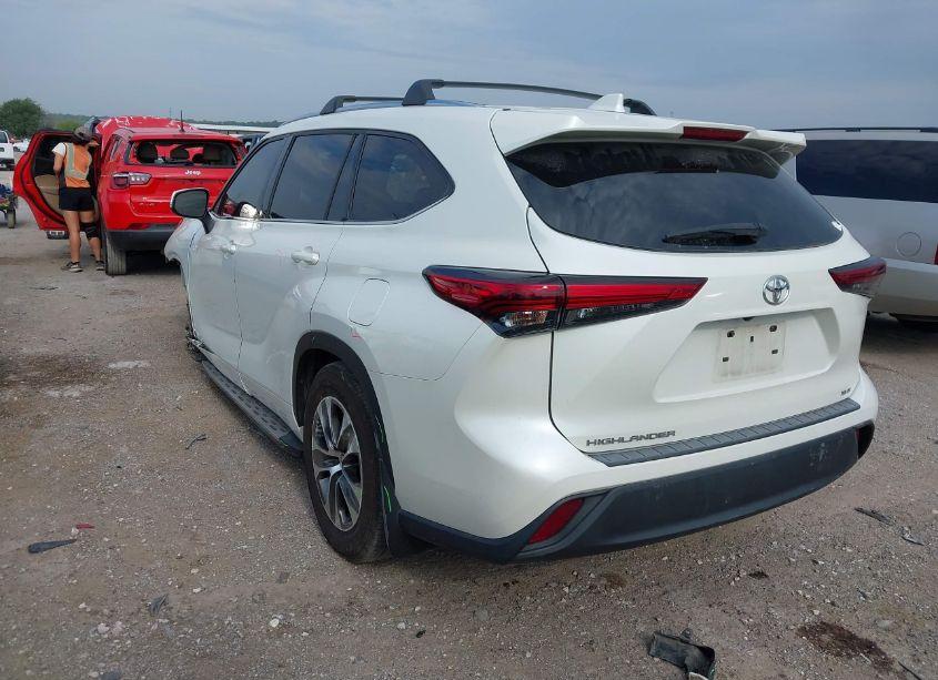 Photo 3 of 2021 Toyota Highlander XLE (VIN 5TDGZRAH5MS533476)