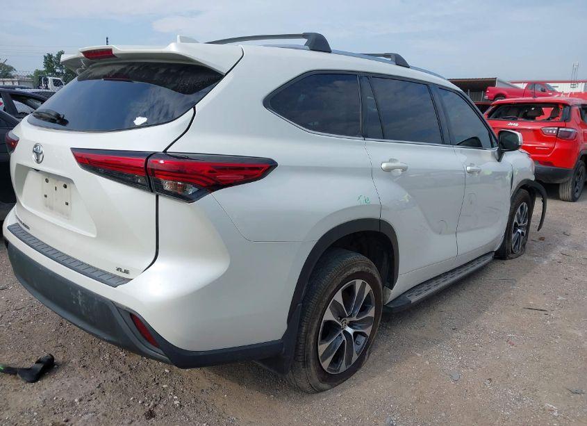 Photo 4 of 2021 Toyota Highlander XLE (VIN 5TDGZRAH5MS533476)