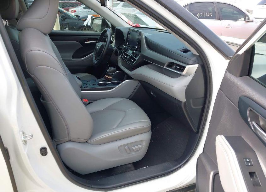 Photo 5 of 2021 Toyota Highlander XLE (VIN 5TDGZRAH5MS533476)