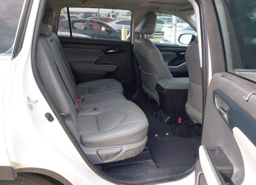 Photo 8 of 2021 Toyota Highlander XLE (VIN 5TDGZRAH5MS533476)
