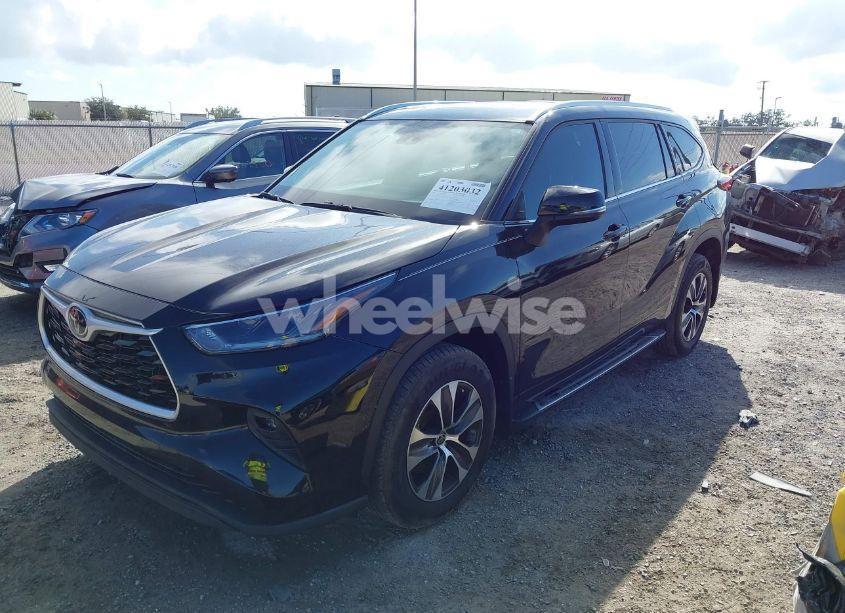 Photo 2 of 2021 Toyota Highlander XLE (VIN 5TDGZRAH5MS536958)