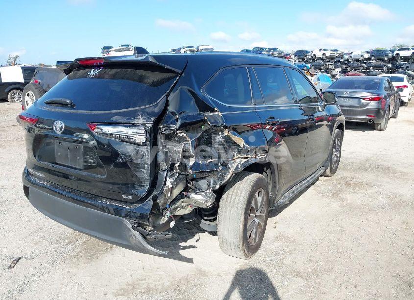 Photo 4 of 2021 Toyota Highlander XLE (VIN 5TDGZRAH5MS536958)