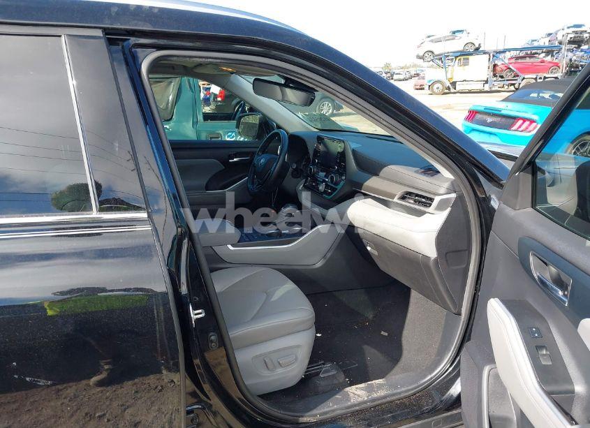 Photo 5 of 2021 Toyota Highlander XLE (VIN 5TDGZRAH5MS536958)