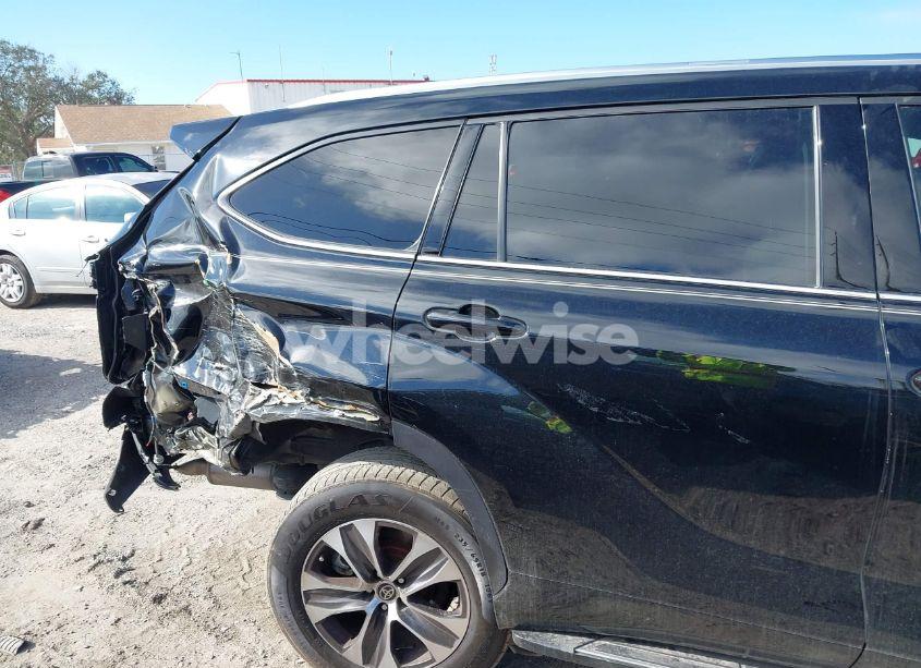 Photo 6 of 2021 Toyota Highlander XLE (VIN 5TDGZRAH5MS536958)