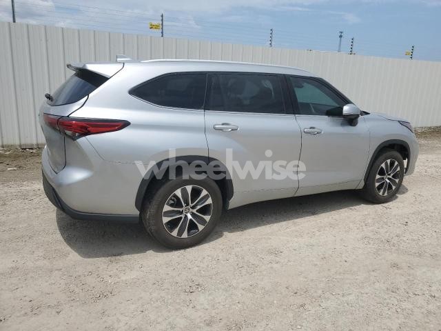 Photo 2 of 2022 TOYOTA HIGHLANDER XLE (VIN 5TDGZRAH5NS101472)