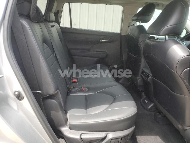 Photo 9 of 2022 TOYOTA HIGHLANDER XLE (VIN 5TDGZRAH5NS101472)