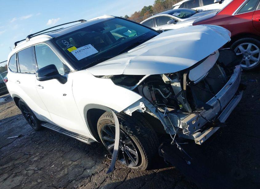 2022 Toyota Highlander XLE (VIN 5TDGZRAH5NS538856) main photo