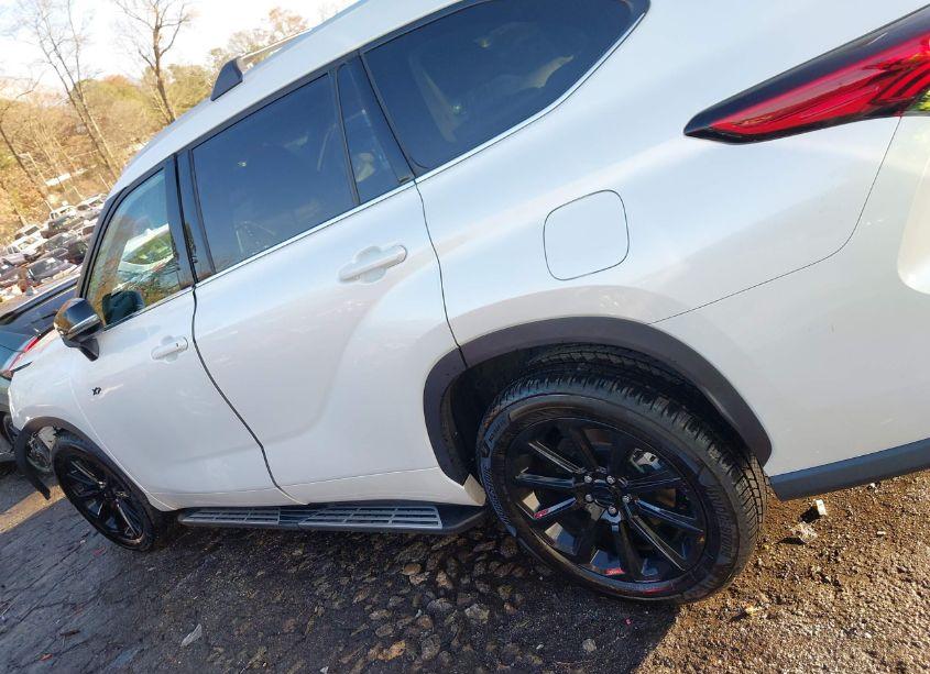 Photo 15 of 2022 Toyota Highlander XLE (VIN 5TDGZRAH5NS538856)