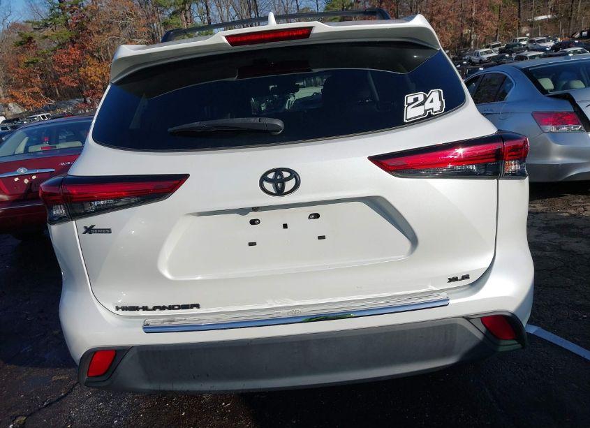 Photo 17 of 2022 Toyota Highlander XLE (VIN 5TDGZRAH5NS538856)