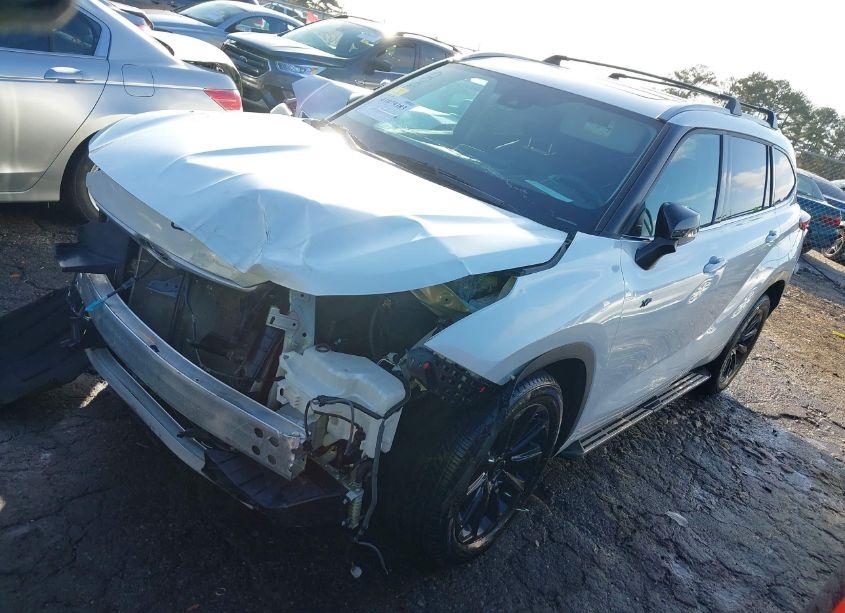 Photo 2 of 2022 Toyota Highlander XLE (VIN 5TDGZRAH5NS538856)