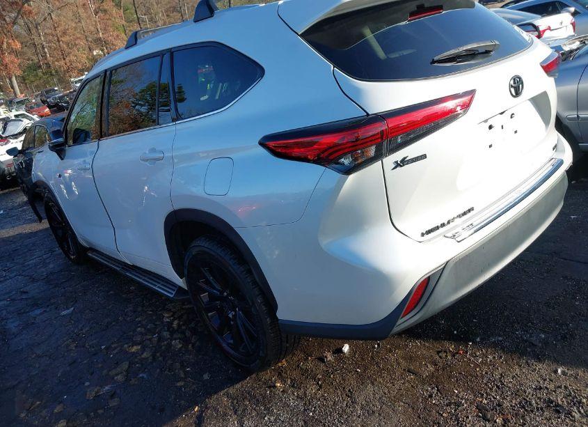 Photo 3 of 2022 Toyota Highlander XLE (VIN 5TDGZRAH5NS538856)
