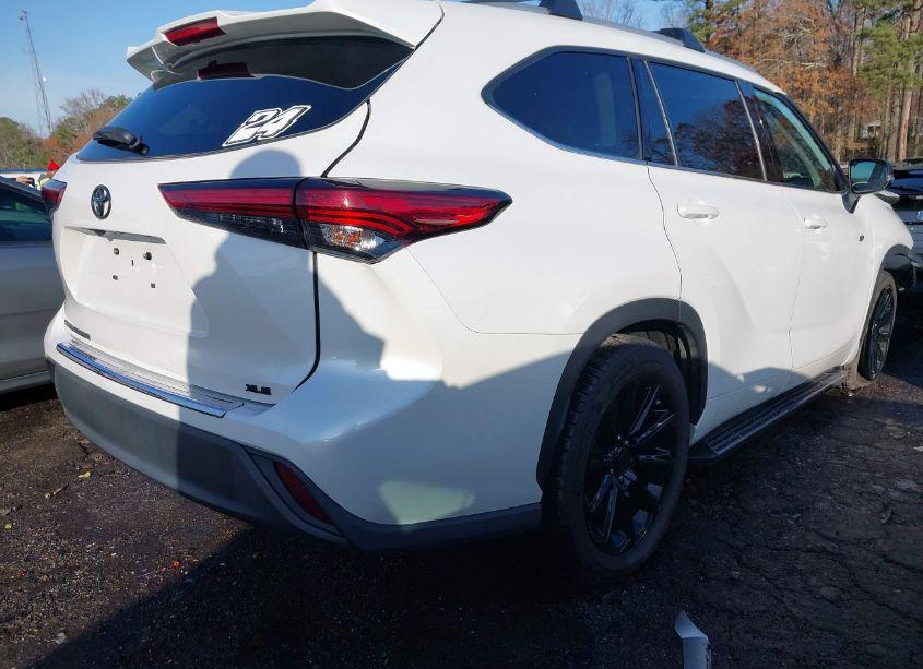 Photo 4 of 2022 Toyota Highlander XLE (VIN 5TDGZRAH5NS538856)