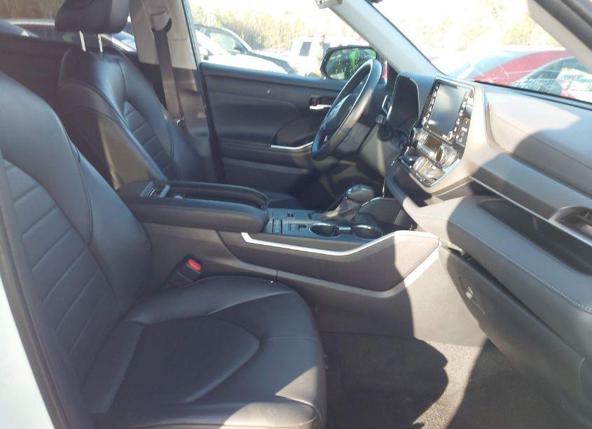 Photo 5 of 2022 Toyota Highlander XLE (VIN 5TDGZRAH5NS538856)