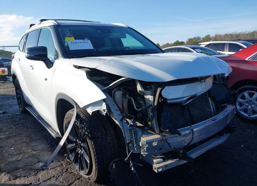 Photo 6 of 2022 Toyota Highlander XLE (VIN 5TDGZRAH5NS538856)