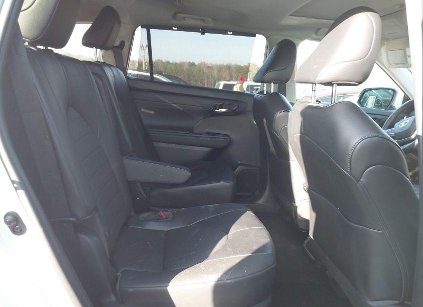 Photo 8 of 2022 Toyota Highlander XLE (VIN 5TDGZRAH5NS538856)