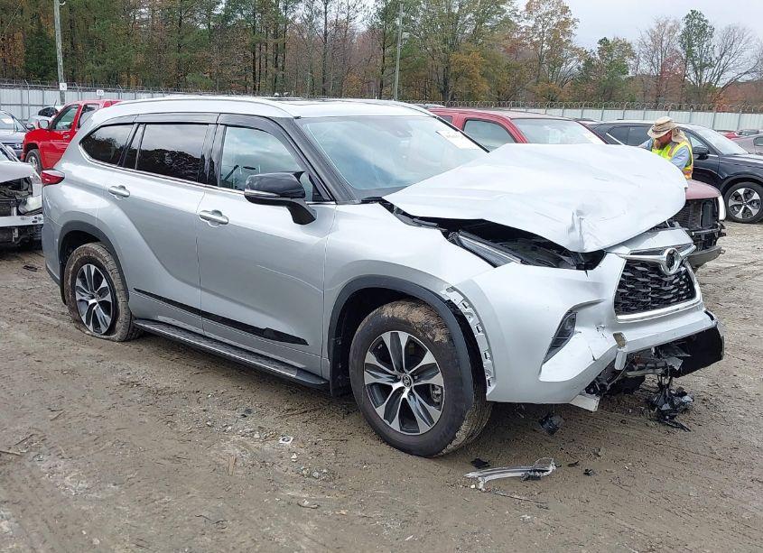 2022 Toyota Highlander XLE (VIN 5TDGZRAH5NS538937) main photo