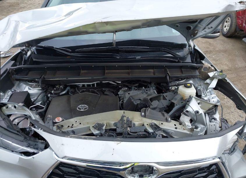 Photo 10 of 2022 Toyota Highlander XLE (VIN 5TDGZRAH5NS538937)