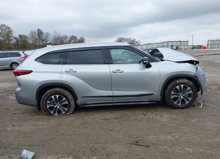 Photo 13 of 2022 Toyota Highlander XLE (VIN 5TDGZRAH5NS538937)