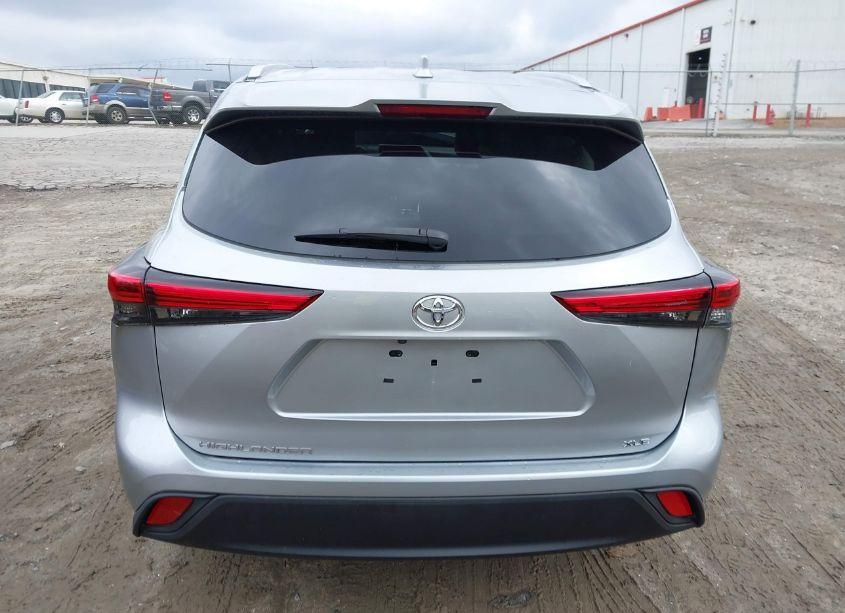 Photo 16 of 2022 Toyota Highlander XLE (VIN 5TDGZRAH5NS538937)