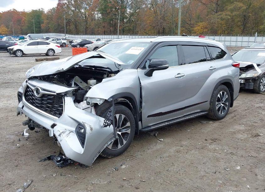 Photo 2 of 2022 Toyota Highlander XLE (VIN 5TDGZRAH5NS538937)