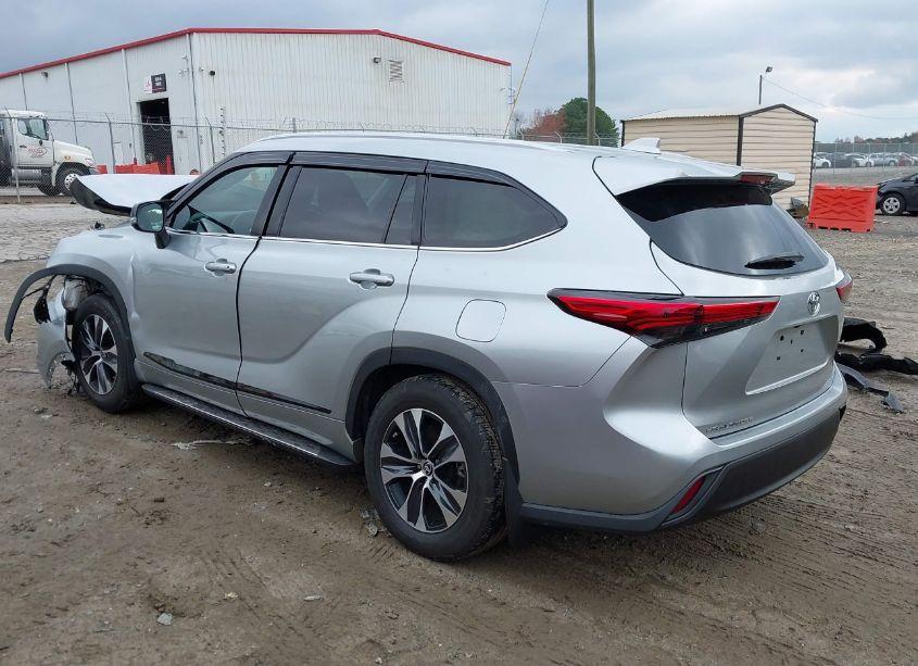 Photo 3 of 2022 Toyota Highlander XLE (VIN 5TDGZRAH5NS538937)