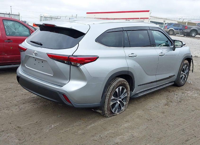 Photo 4 of 2022 Toyota Highlander XLE (VIN 5TDGZRAH5NS538937)