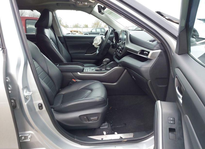 Photo 5 of 2022 Toyota Highlander XLE (VIN 5TDGZRAH5NS538937)