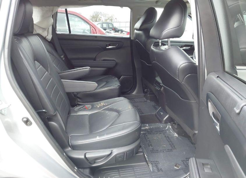 Photo 8 of 2022 Toyota Highlander XLE (VIN 5TDGZRAH5NS538937)