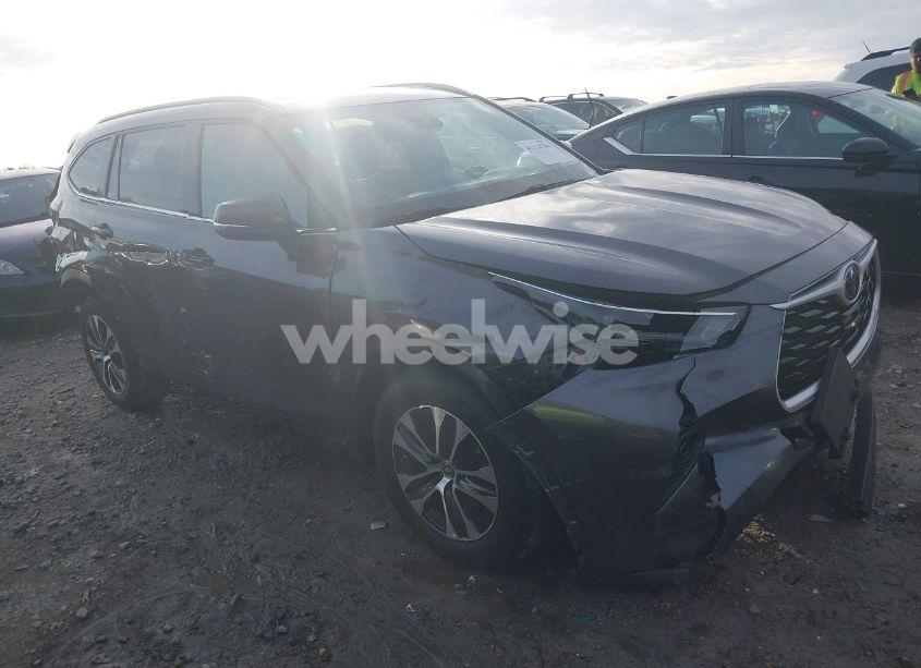 2022 Toyota Highlander XLE (VIN 5TDGZRAH5NS548772) main photo