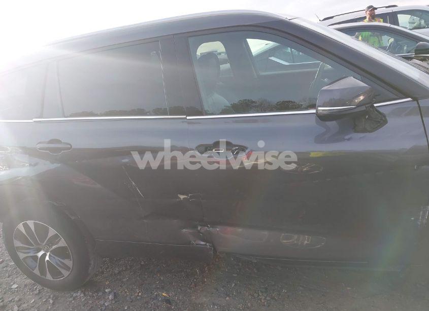 Photo 13 of 2022 Toyota Highlander XLE (VIN 5TDGZRAH5NS548772)